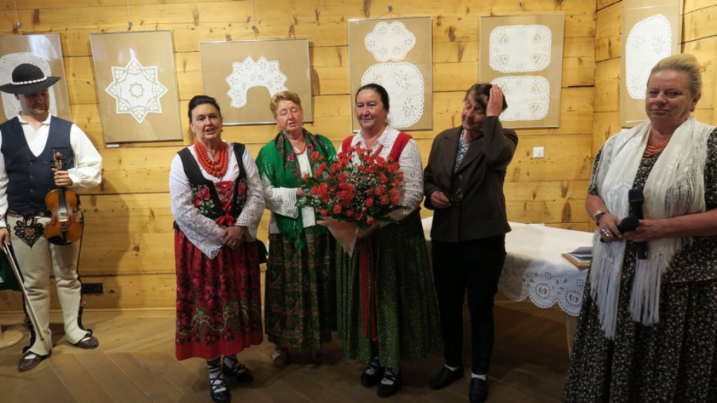 Biały haft w Czerwonym Dworze