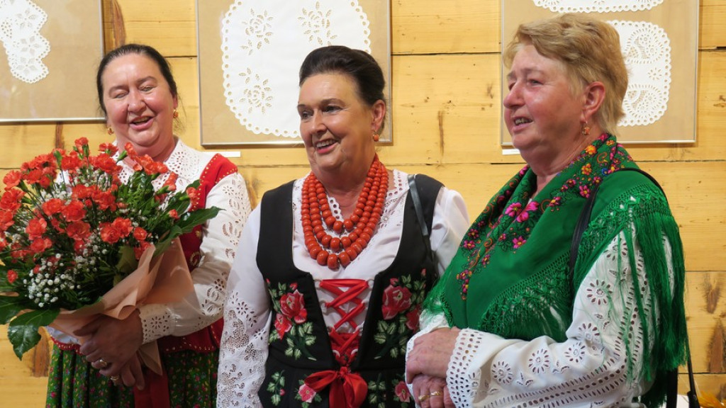 Biały haft w Czerwonym Dworze