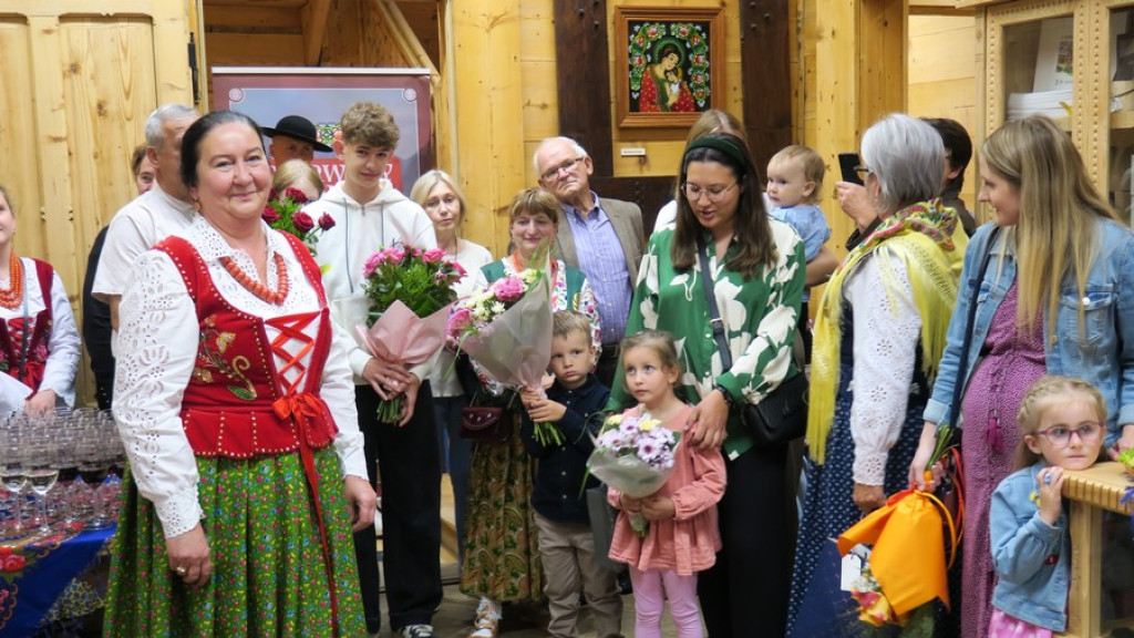 Biały haft w Czerwonym Dworze