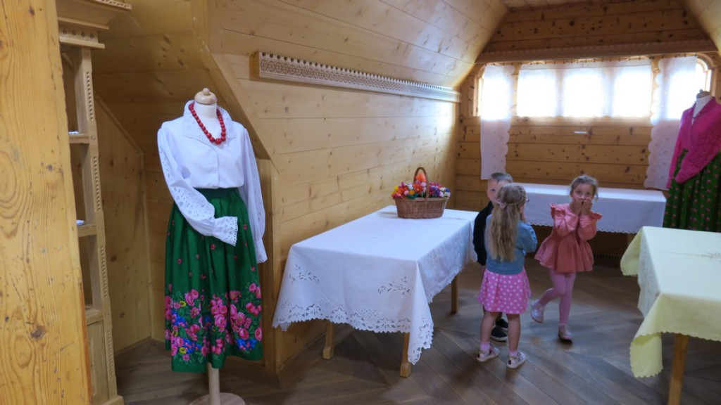 Biały haft w Czerwonym Dworze