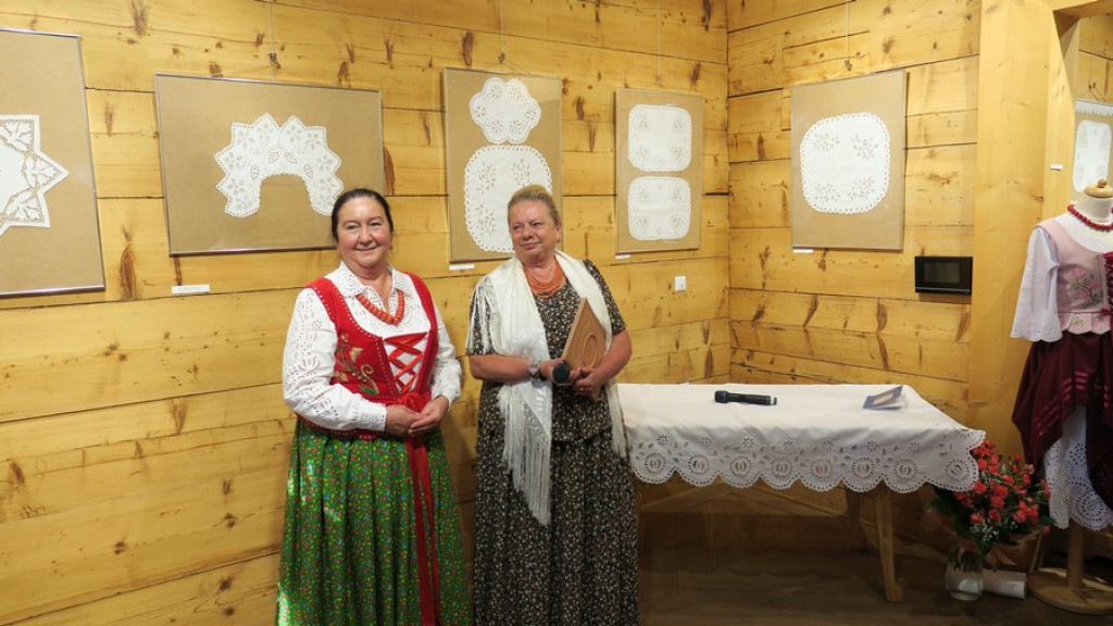 Biały haft w Czerwonym Dworze