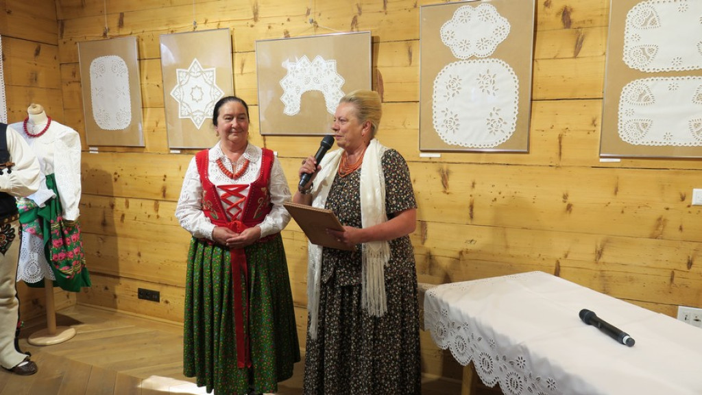 Biały haft w Czerwonym Dworze
