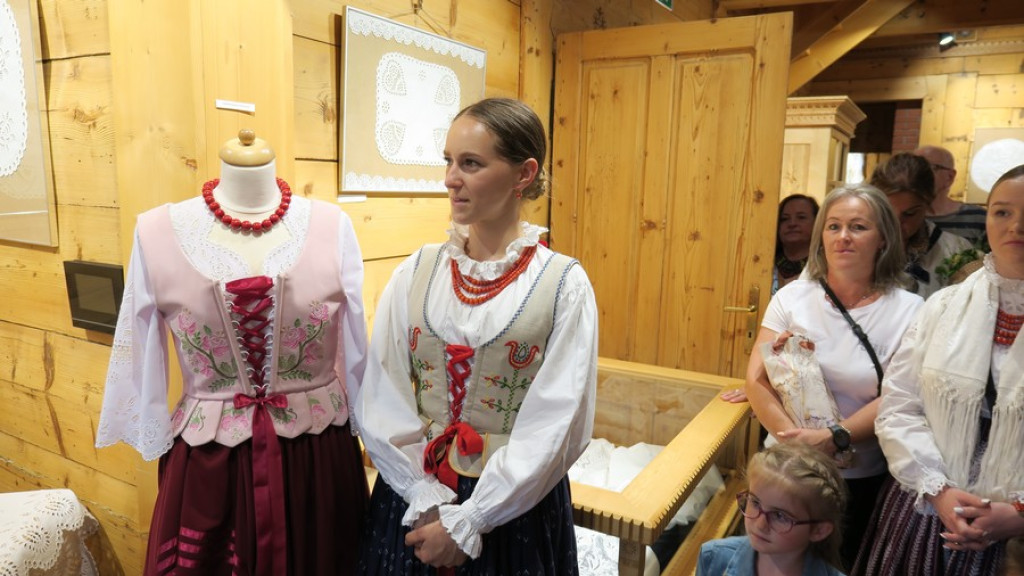 Biały haft w Czerwonym Dworze