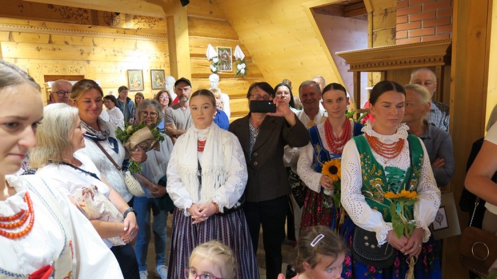 Biały haft w Czerwonym Dworze