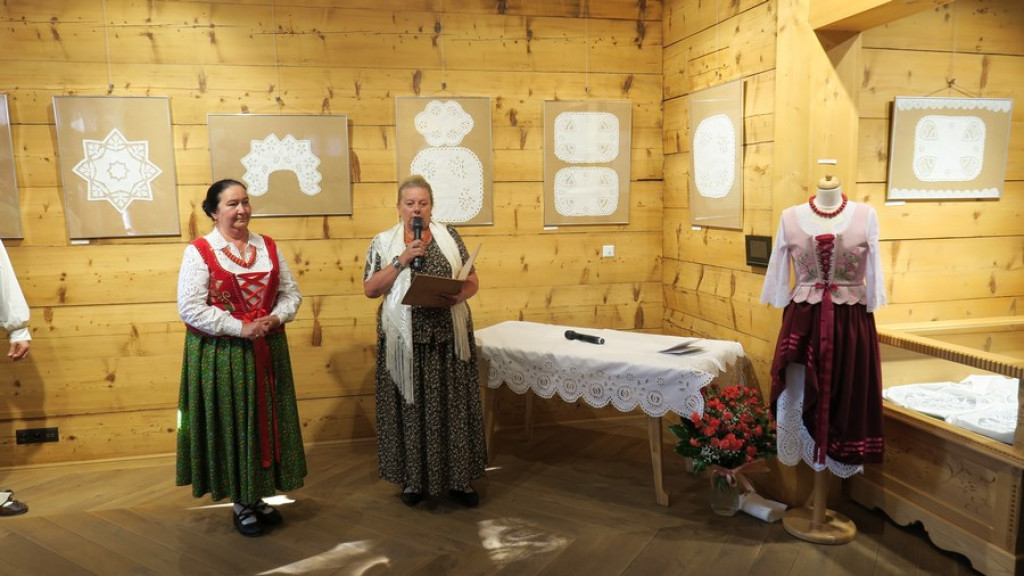 Biały haft w Czerwonym Dworze