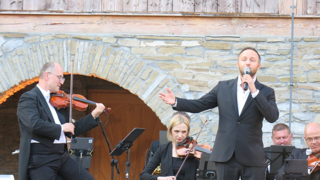 Orkiestra Arte Symfoniko w Czerwonym Dworze