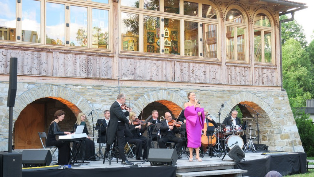 Orkiestra Arte Symfoniko w Czerwonym Dworze