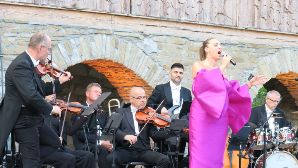 Orkiestra Arte Symfoniko w Czerwonym Dworze