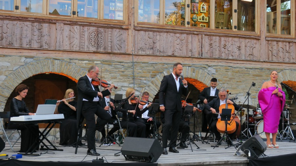 Orkiestra Arte Symfoniko w Czerwonym Dworze
