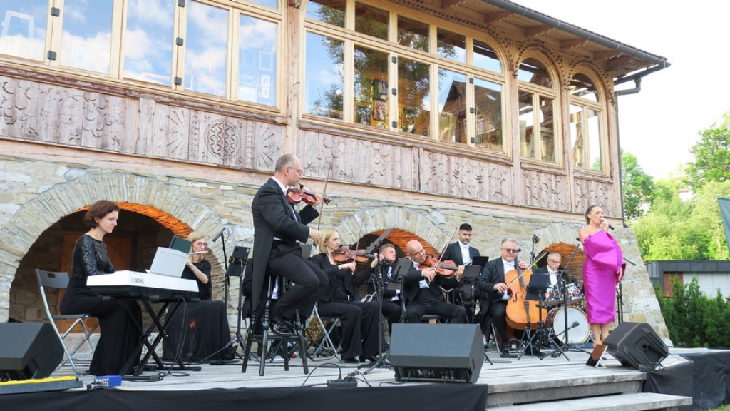Orkiestra Arte Symfoniko w Czerwonym Dworze