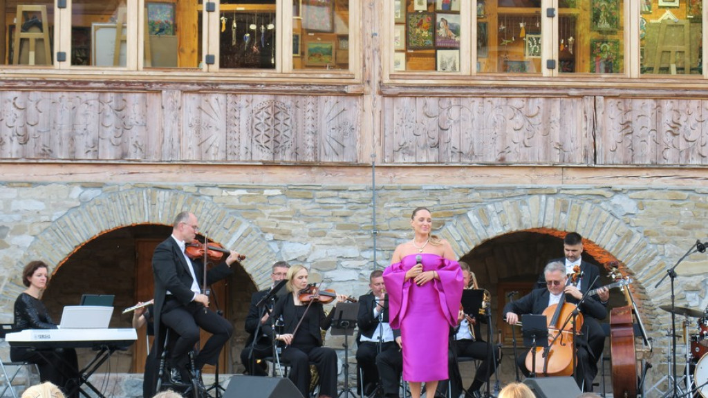 Orkiestra Arte Symfoniko w Czerwonym Dworze