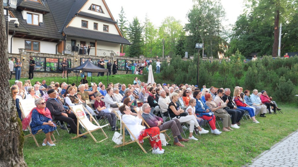Orkiestra Arte Symfoniko w Czerwonym Dworze