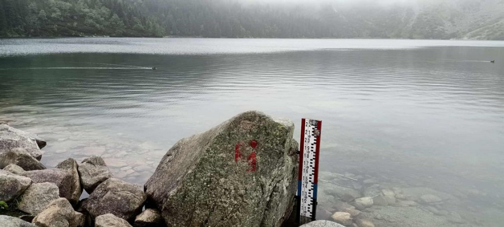 Morskie Oko w deszczu, mgle i chmurach