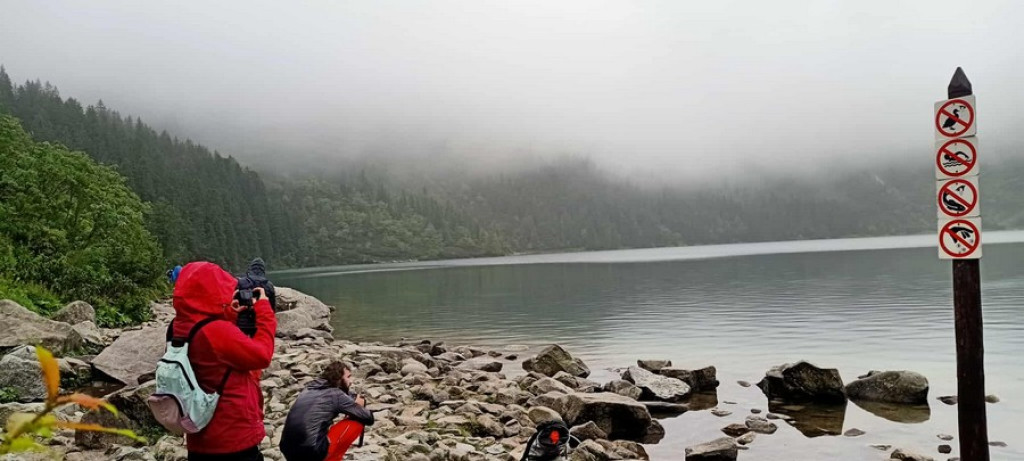 Morskie Oko w deszczu, mgle i chmurach