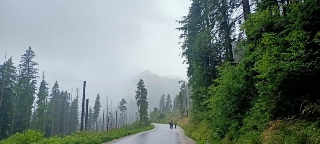Morskie Oko w deszczu, mgle i chmurach