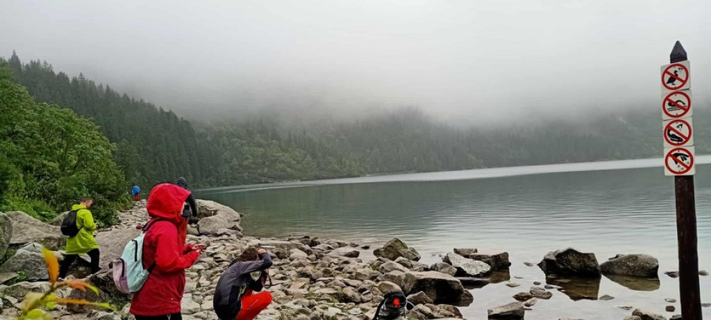 Morskie Oko w deszczu, mgle i chmurach