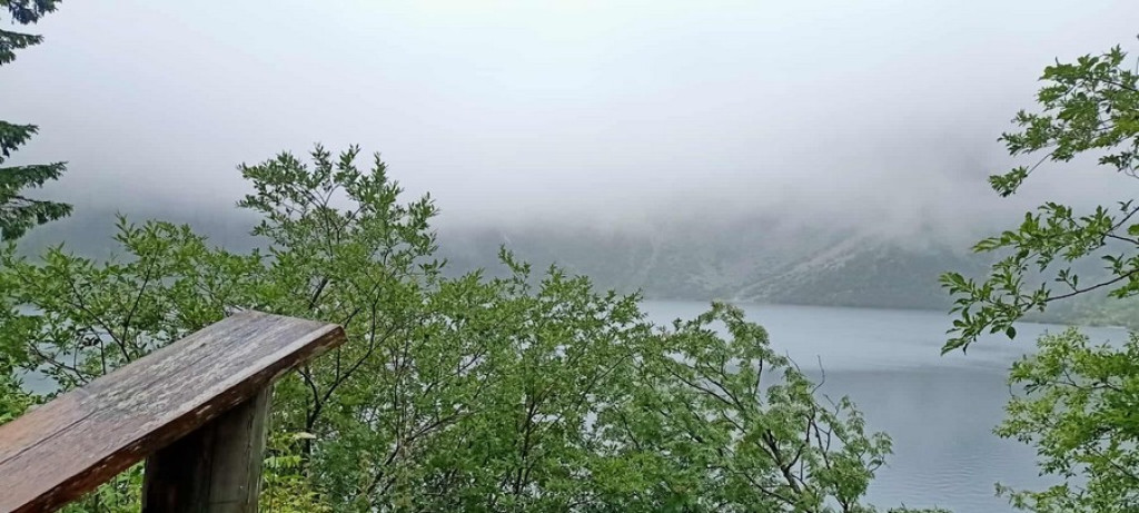 Morskie Oko w deszczu, mgle i chmurach