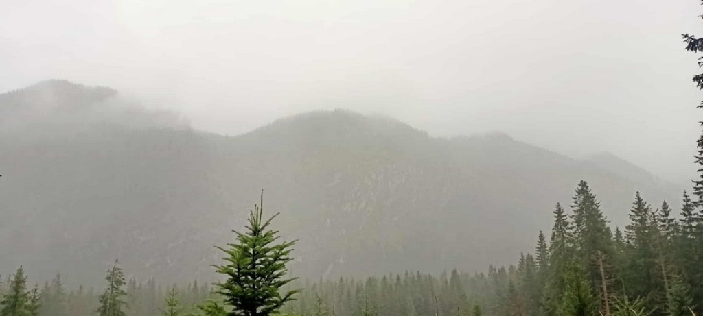 Morskie Oko w deszczu, mgle i chmurach