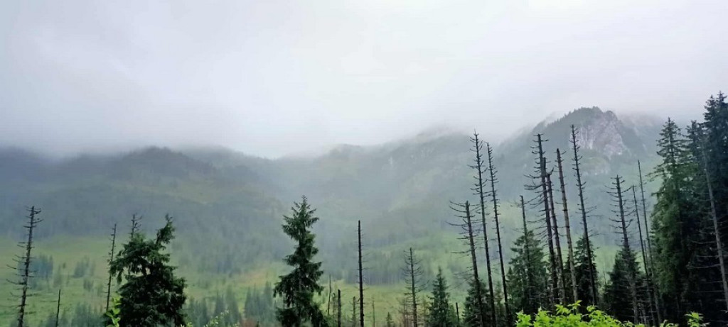 Morskie Oko w deszczu, mgle i chmurach
