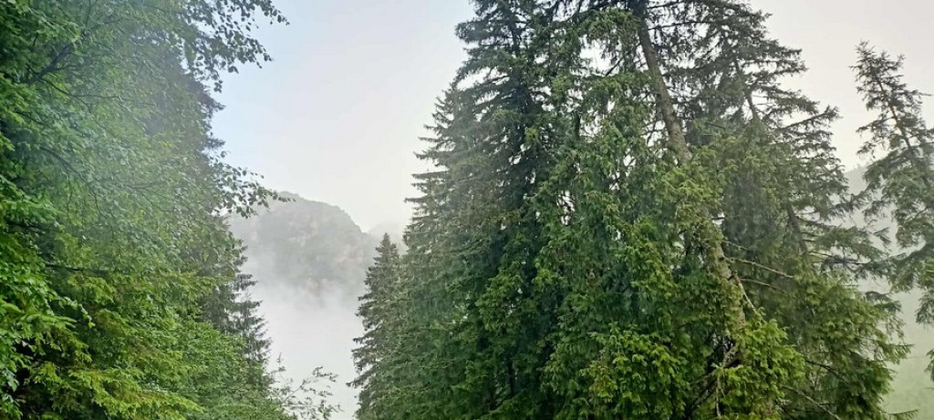 Morskie Oko w deszczu, mgle i chmurach
