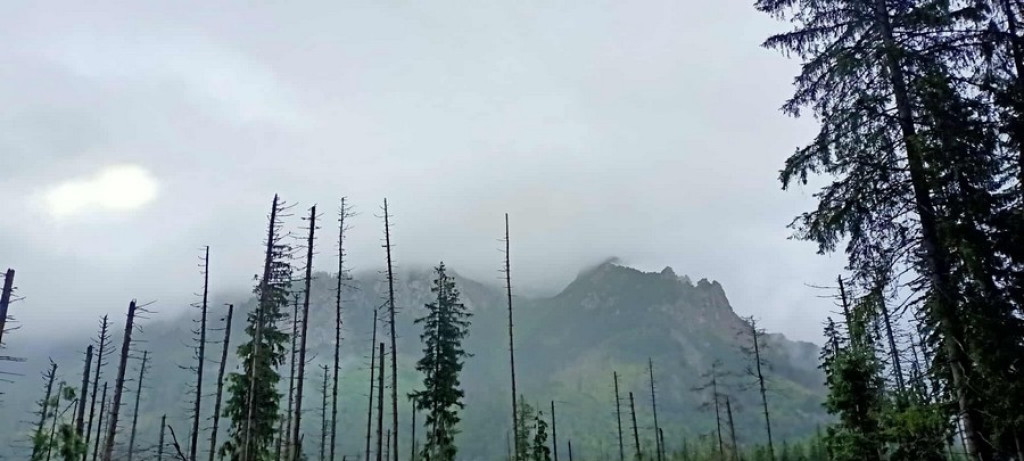 Morskie Oko w deszczu, mgle i chmurach