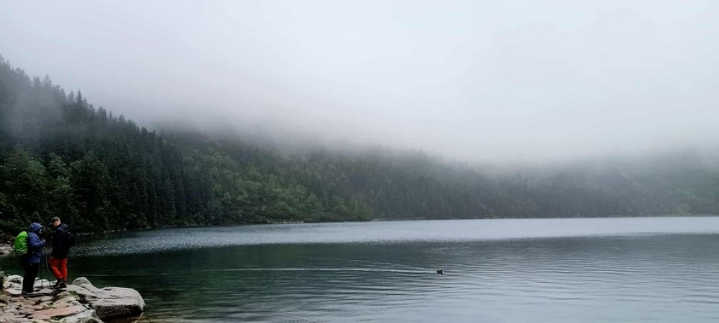 Morskie Oko w deszczu, mgle i chmurach