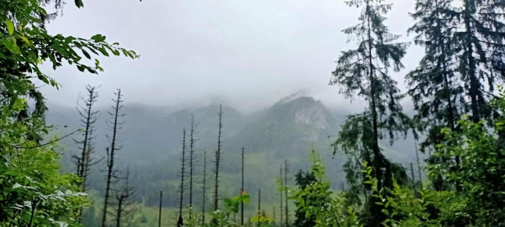 Morskie Oko w deszczu, mgle i chmurach