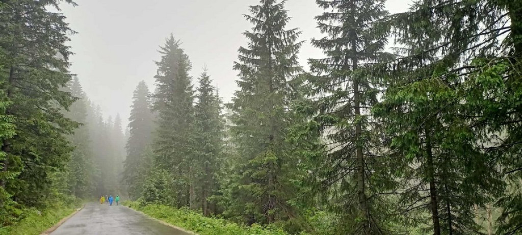 Morskie Oko w deszczu, mgle i chmurach