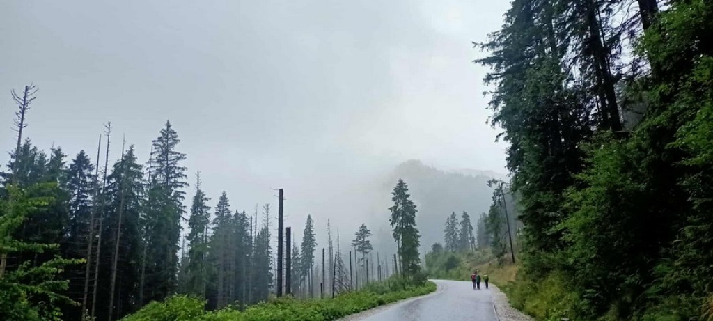 Morskie Oko w deszczu, mgle i chmurach