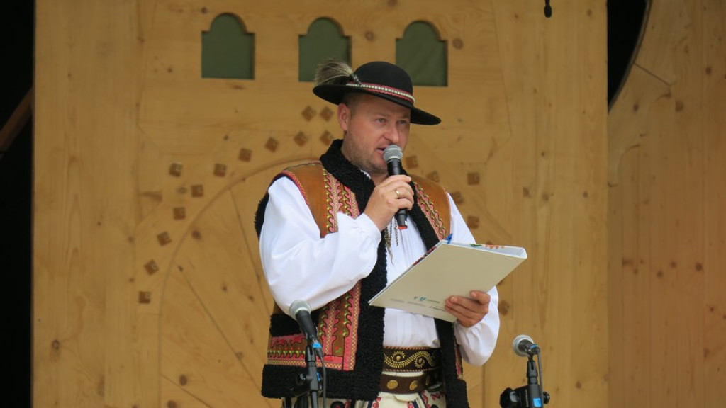 Kapele, instrumentaliści i śpiewacy ludowi na scenie