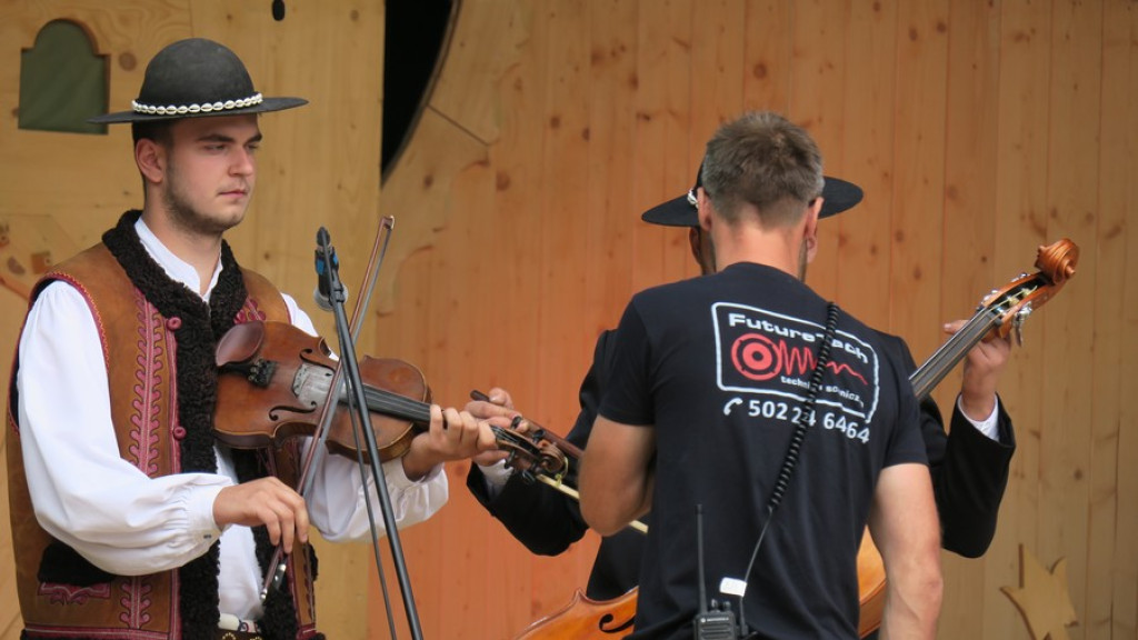 Kapele, instrumentaliści i śpiewacy ludowi na scenie