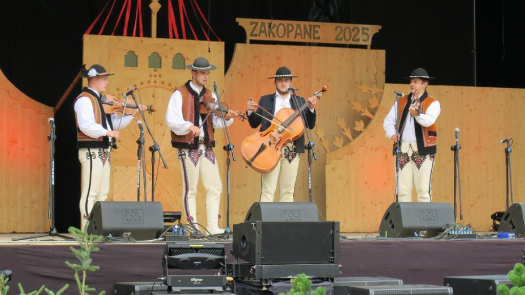 Kapele, instrumentaliści i śpiewacy ludowi na scenie