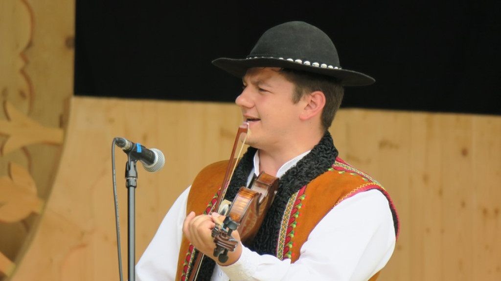 Kapele, instrumentaliści i śpiewacy ludowi na scenie