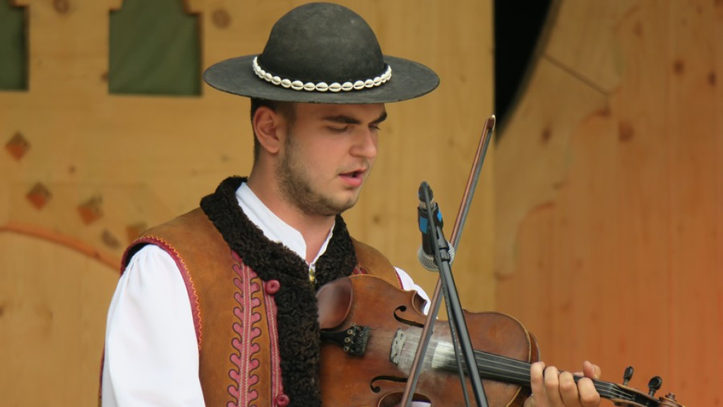 Kapele, instrumentaliści i śpiewacy ludowi na scenie