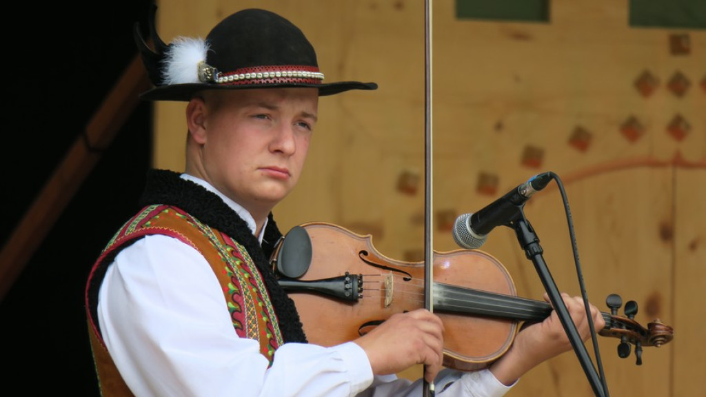 Kapele, instrumentaliści i śpiewacy ludowi na scenie