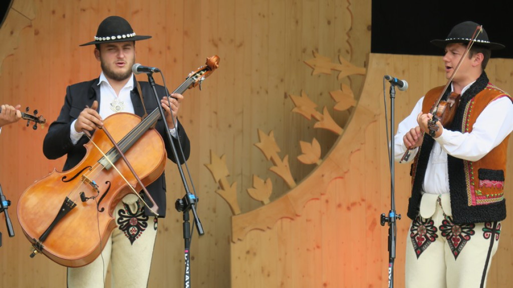 Kapele, instrumentaliści i śpiewacy ludowi na scenie