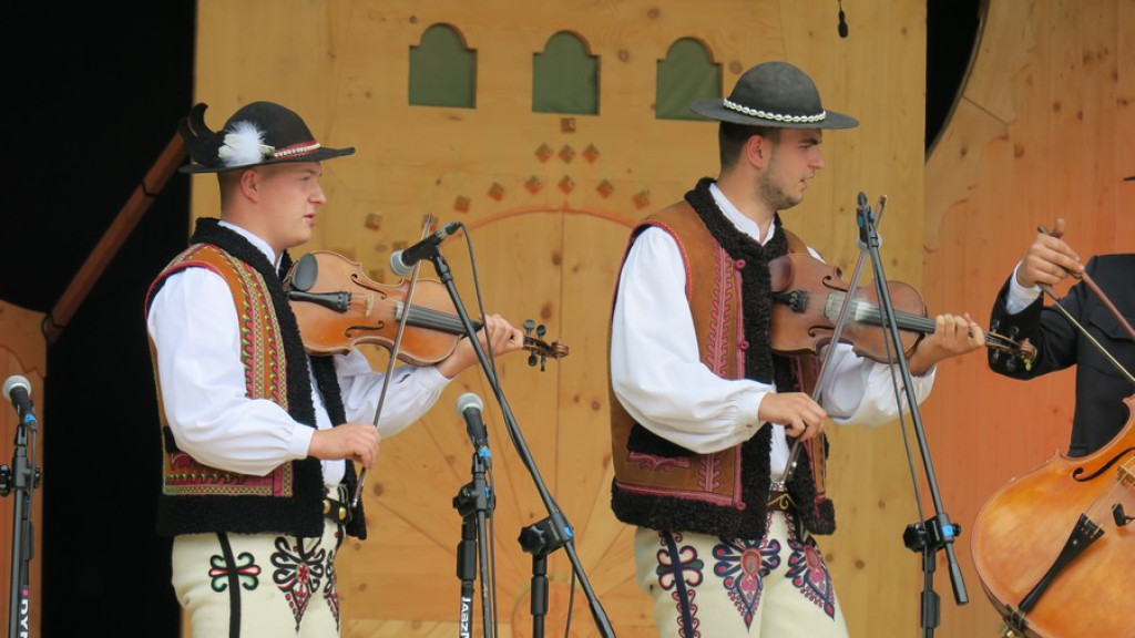 Kapele, instrumentaliści i śpiewacy ludowi na scenie