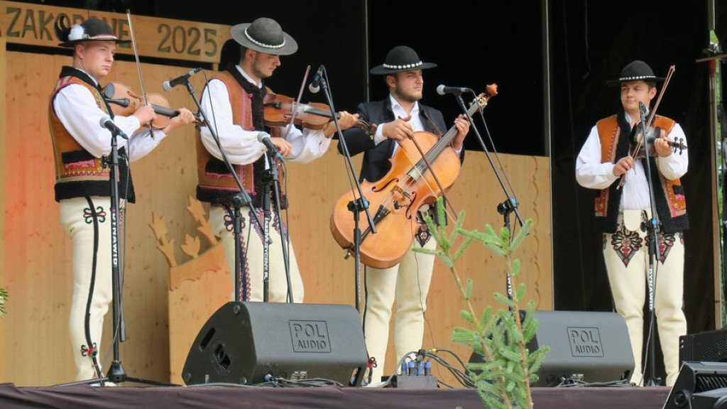 Kapele, instrumentaliści i śpiewacy ludowi na scenie