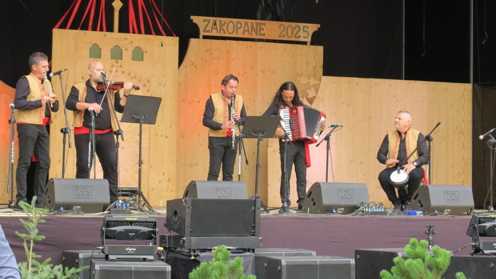 Kapele, instrumentaliści i śpiewacy ludowi na scenie