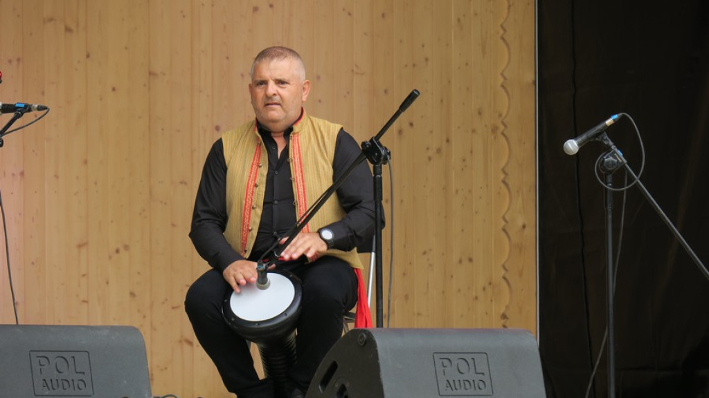 Kapele, instrumentaliści i śpiewacy ludowi na scenie