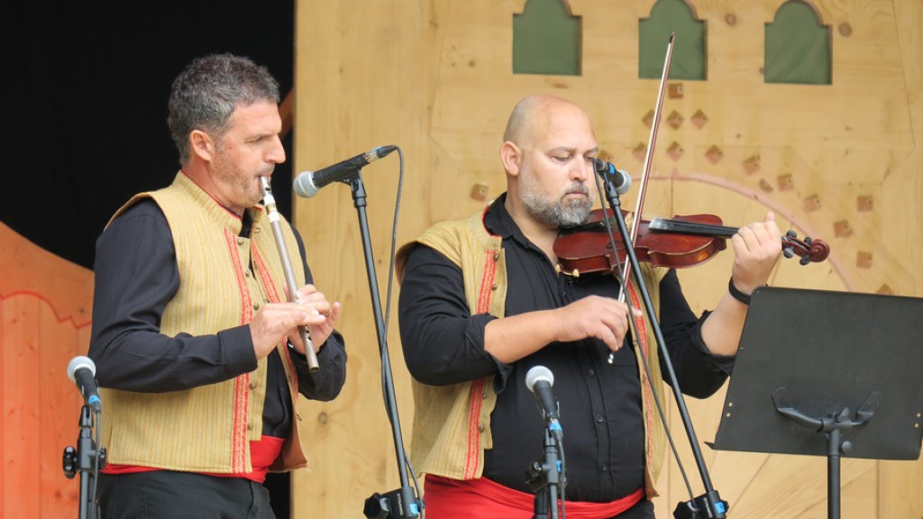 Kapele, instrumentaliści i śpiewacy ludowi na scenie