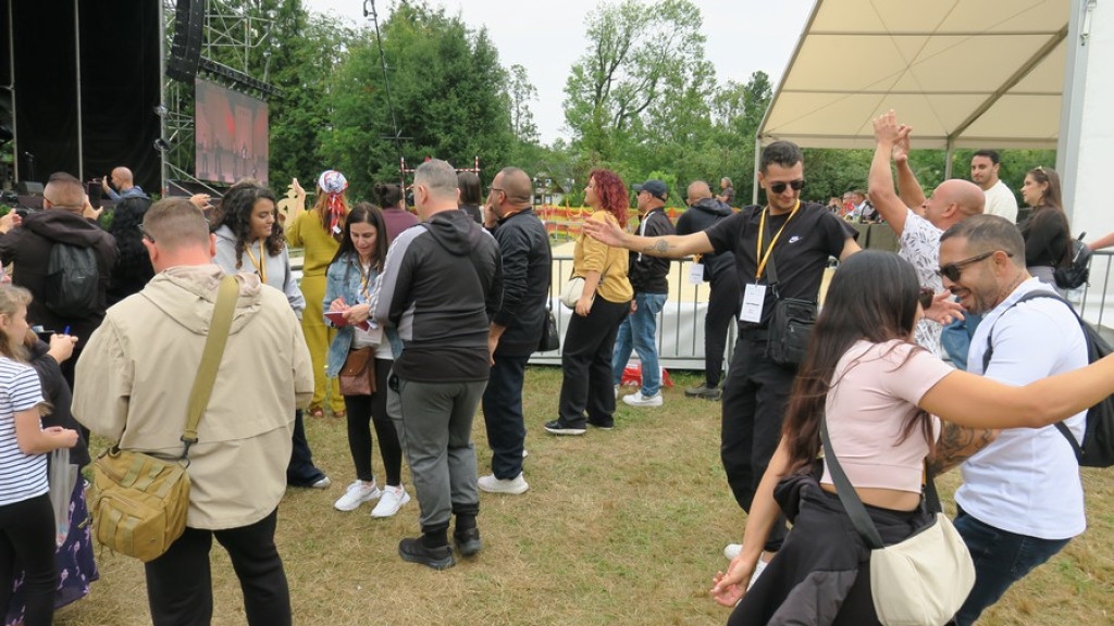 Kapele, instrumentaliści i śpiewacy ludowi na scenie