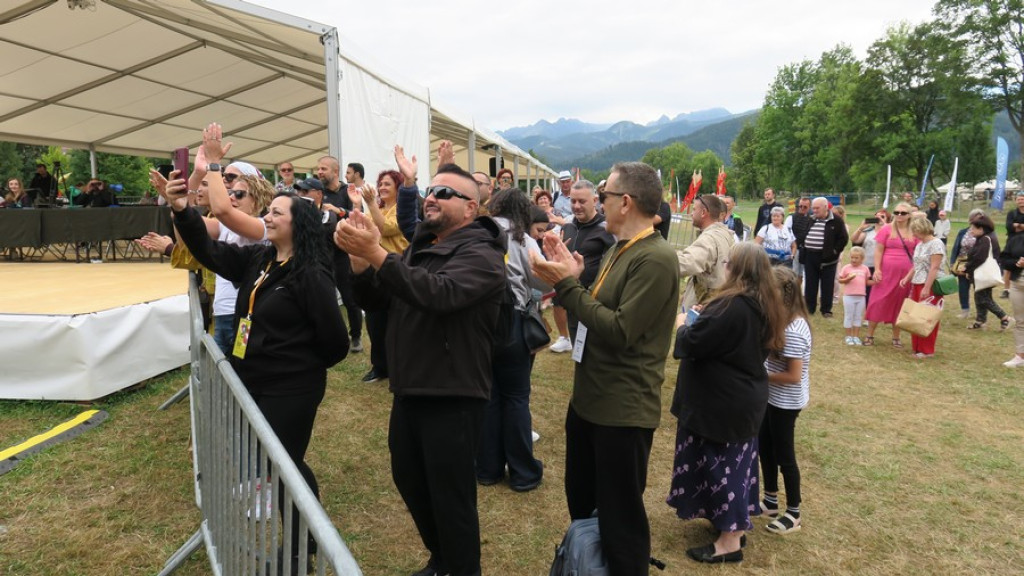 Kapele, instrumentaliści i śpiewacy ludowi na scenie