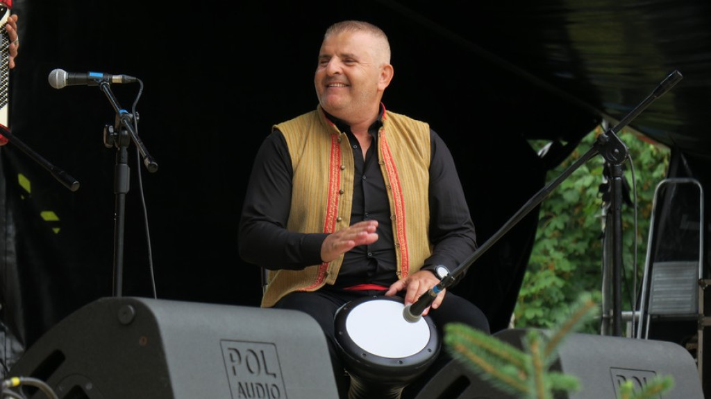 Kapele, instrumentaliści i śpiewacy ludowi na scenie