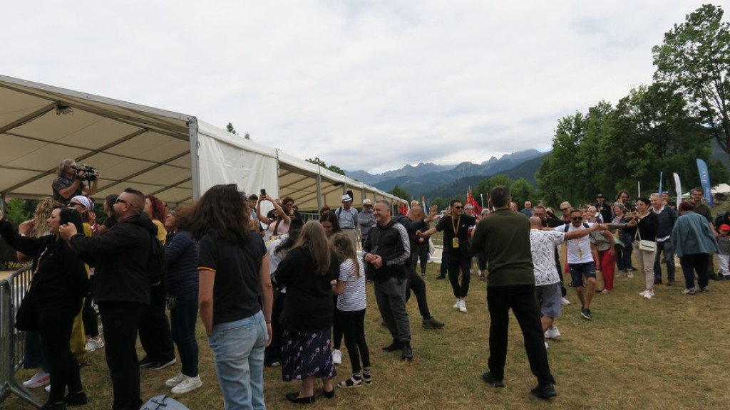 Kapele, instrumentaliści i śpiewacy ludowi na scenie