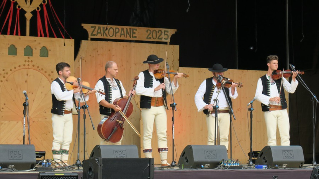 Kapele, instrumentaliści i śpiewacy ludowi na scenie