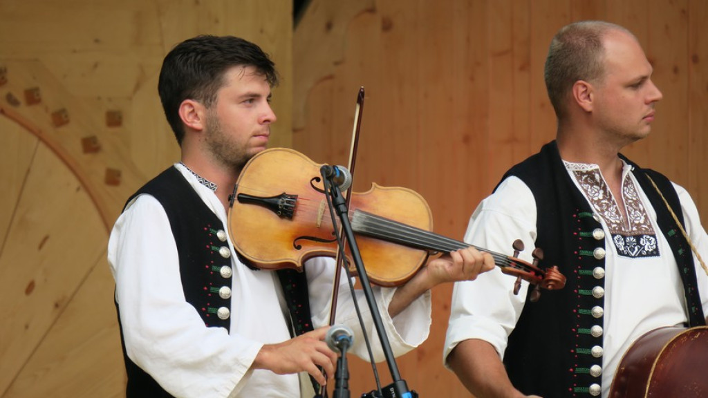 Kapele, instrumentaliści i śpiewacy ludowi na scenie