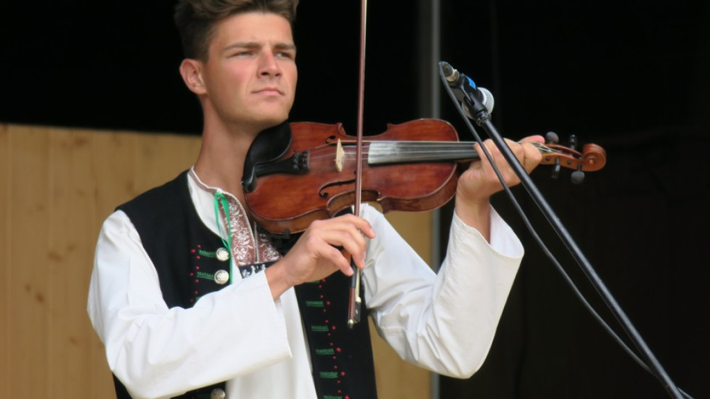 Kapele, instrumentaliści i śpiewacy ludowi na scenie