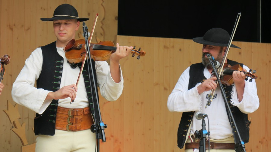 Kapele, instrumentaliści i śpiewacy ludowi na scenie
