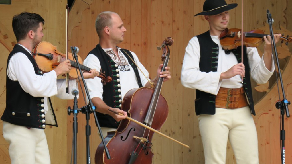Kapele, instrumentaliści i śpiewacy ludowi na scenie